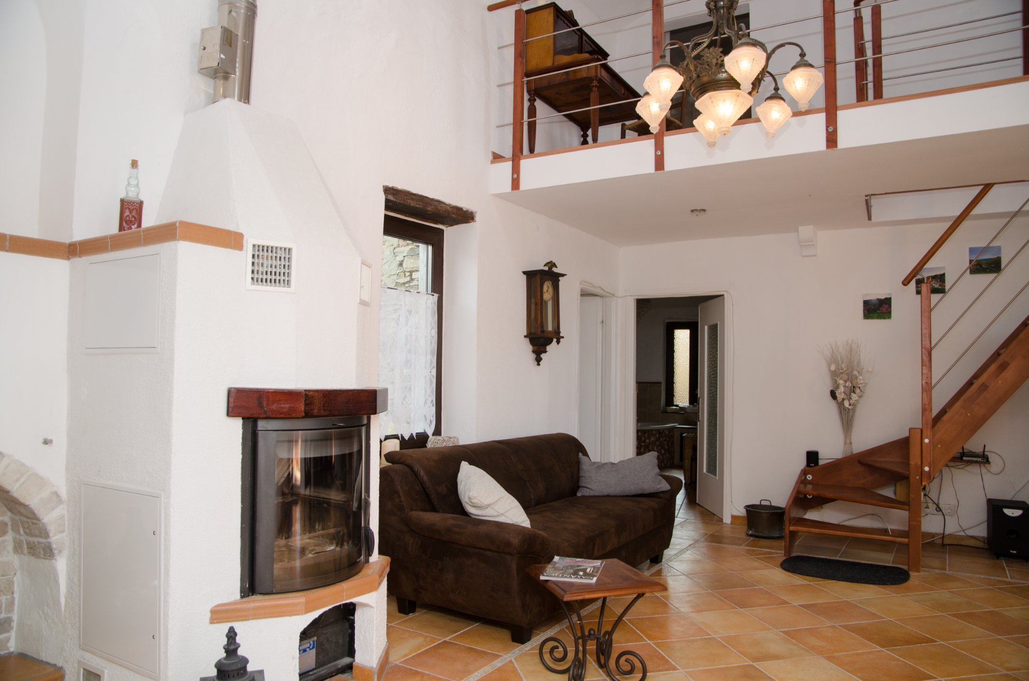 Wohnzimmer mit Kamin und Galerie